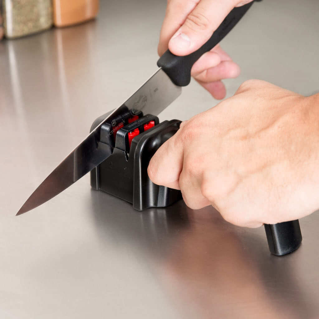 Заточка шеф ножа. Точилка Knife Sharpener. Ножеточка Sharpener HCK-168 механическая 3 уровня заточки. Электрическая ножеточка Chef's choice. Ручная точилка Chefs choice.