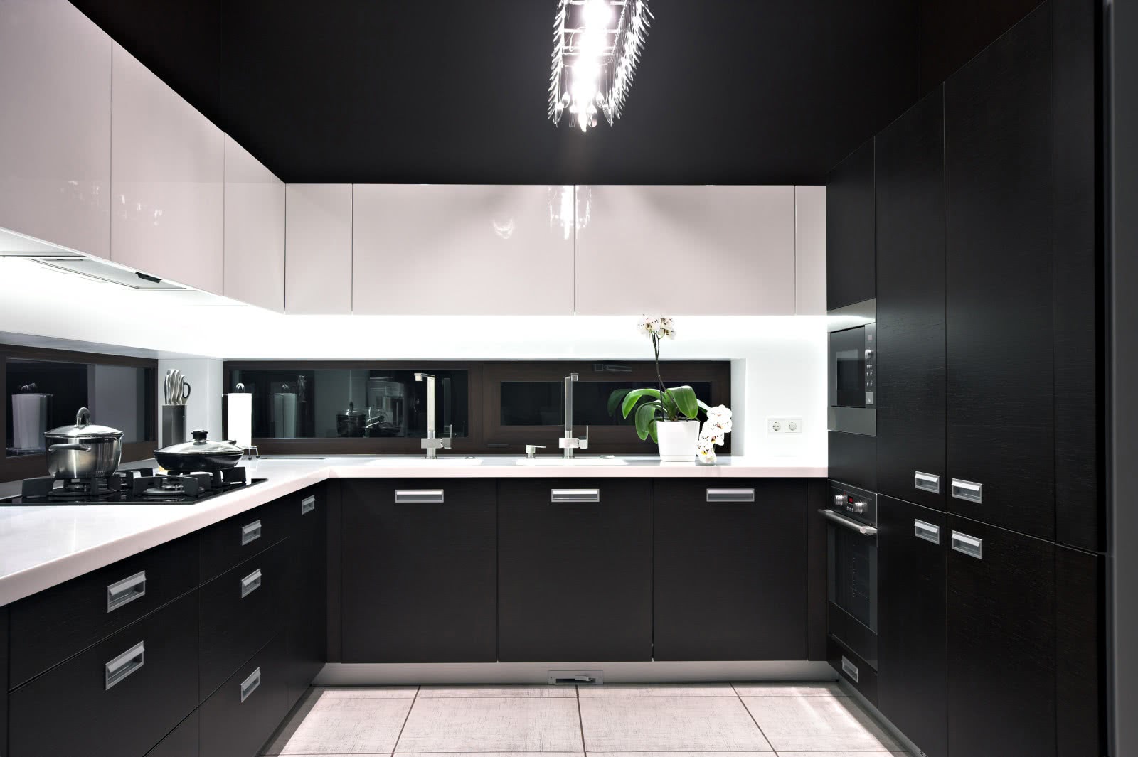 Современная черная кухня. Кухня в черно белом стиле. Черная современная кухня. Кухня в белом стиле. Кухня в бело черном стиле.