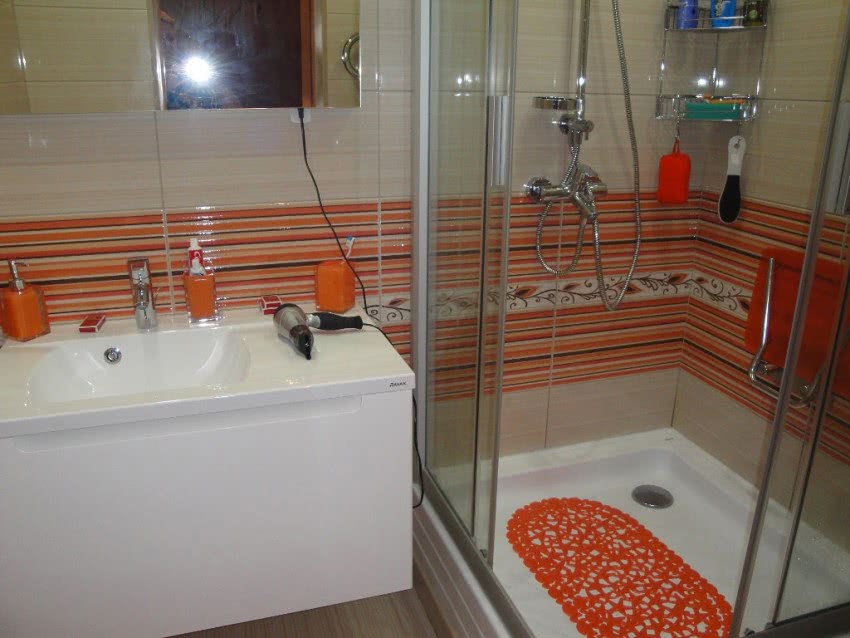 Ванная комната с душевым поддоном и шторкой дизайн фото
