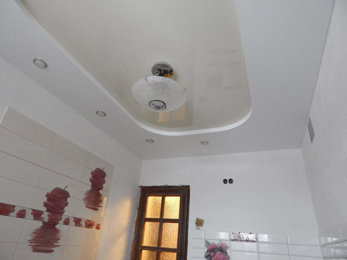 Чем отмыть глянцевый натяжной потолок на кухне. Помыть подвесные потолки в квартире. Мытье натяжных потолков. Мойка потолка. Помыла глянцевый черный потолок.