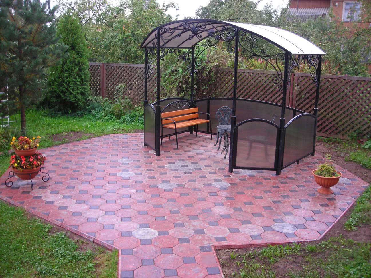 Площадка для беседки из тротуарной плитки