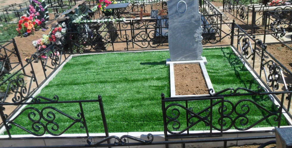 Рулонный газон на кладбище фото